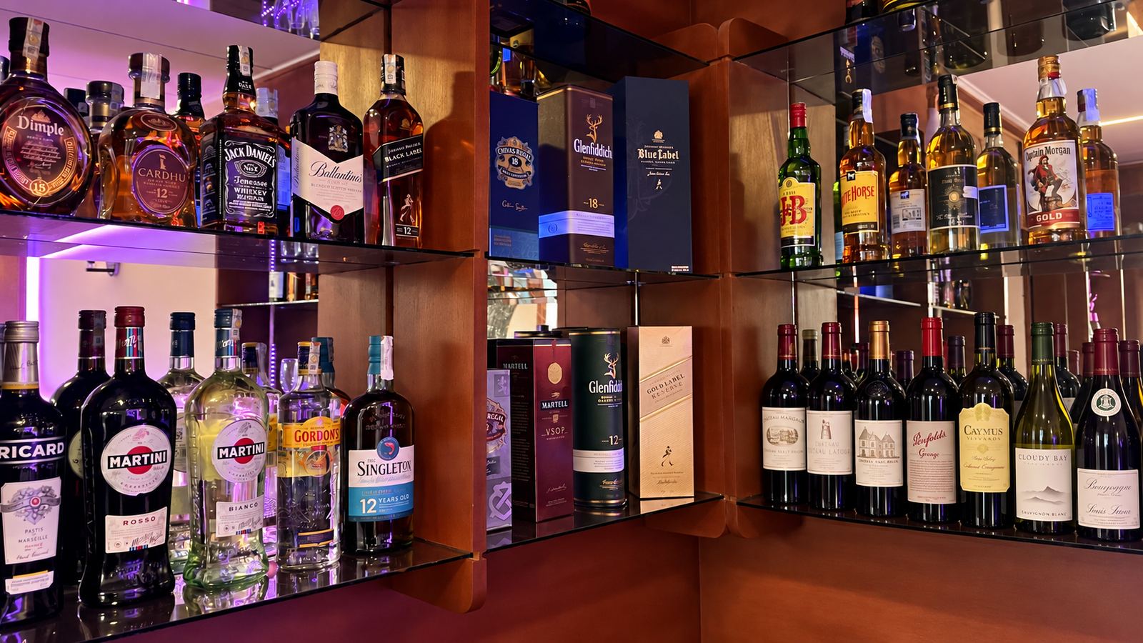 Les étagères du bar : whiskies, cognacs, vins