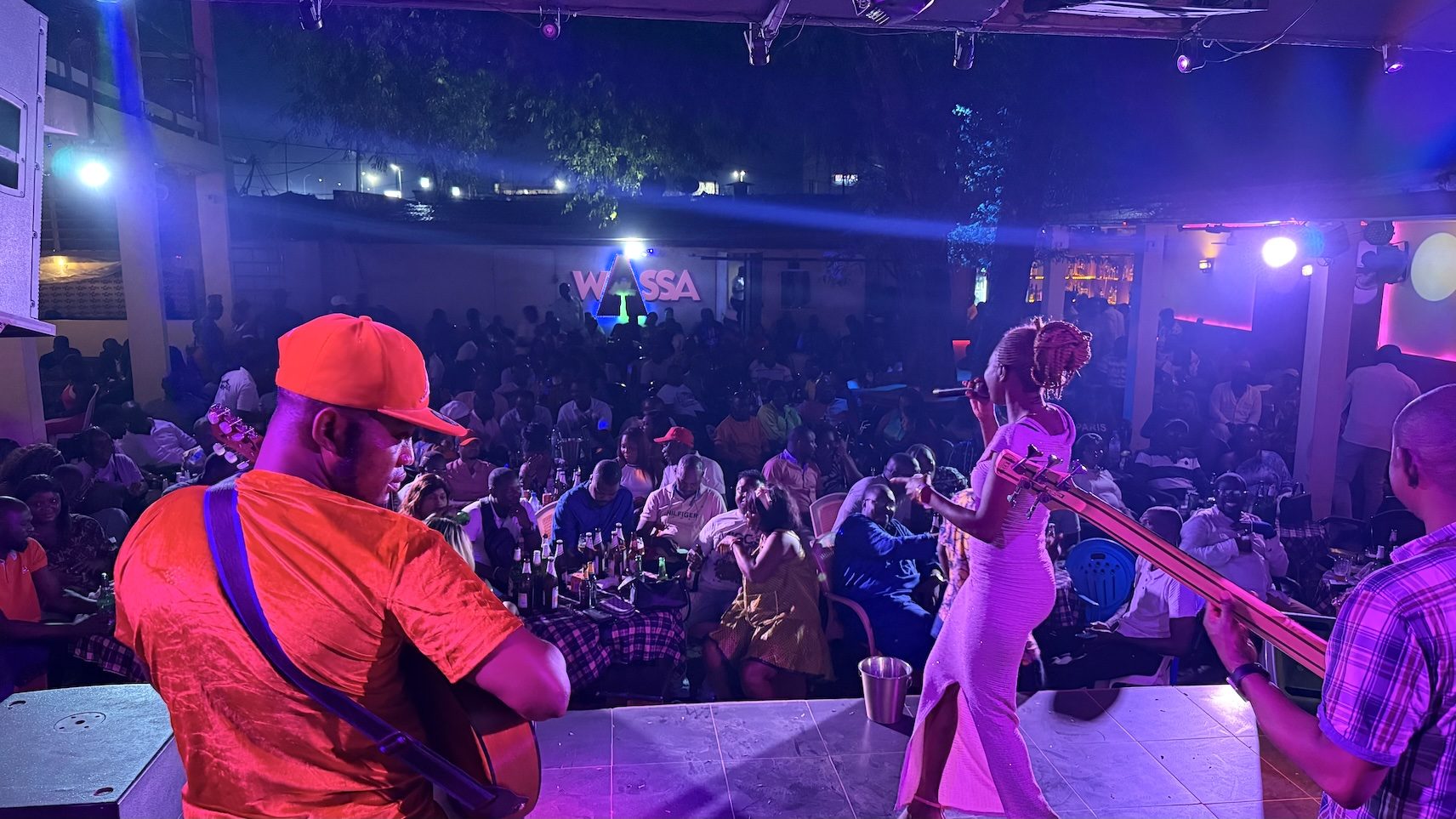 Concert au Wassa vu de la scène : la chanteuse, les musiciens et la cour pleine