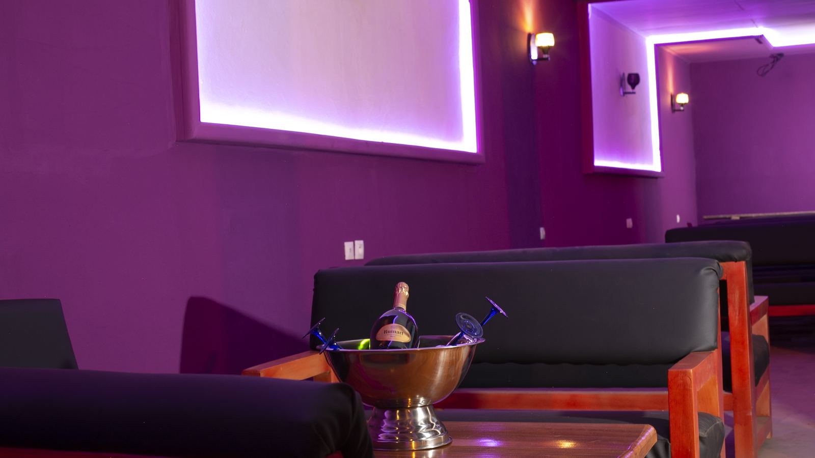 Le salon violet, un seau à champagne sur la table